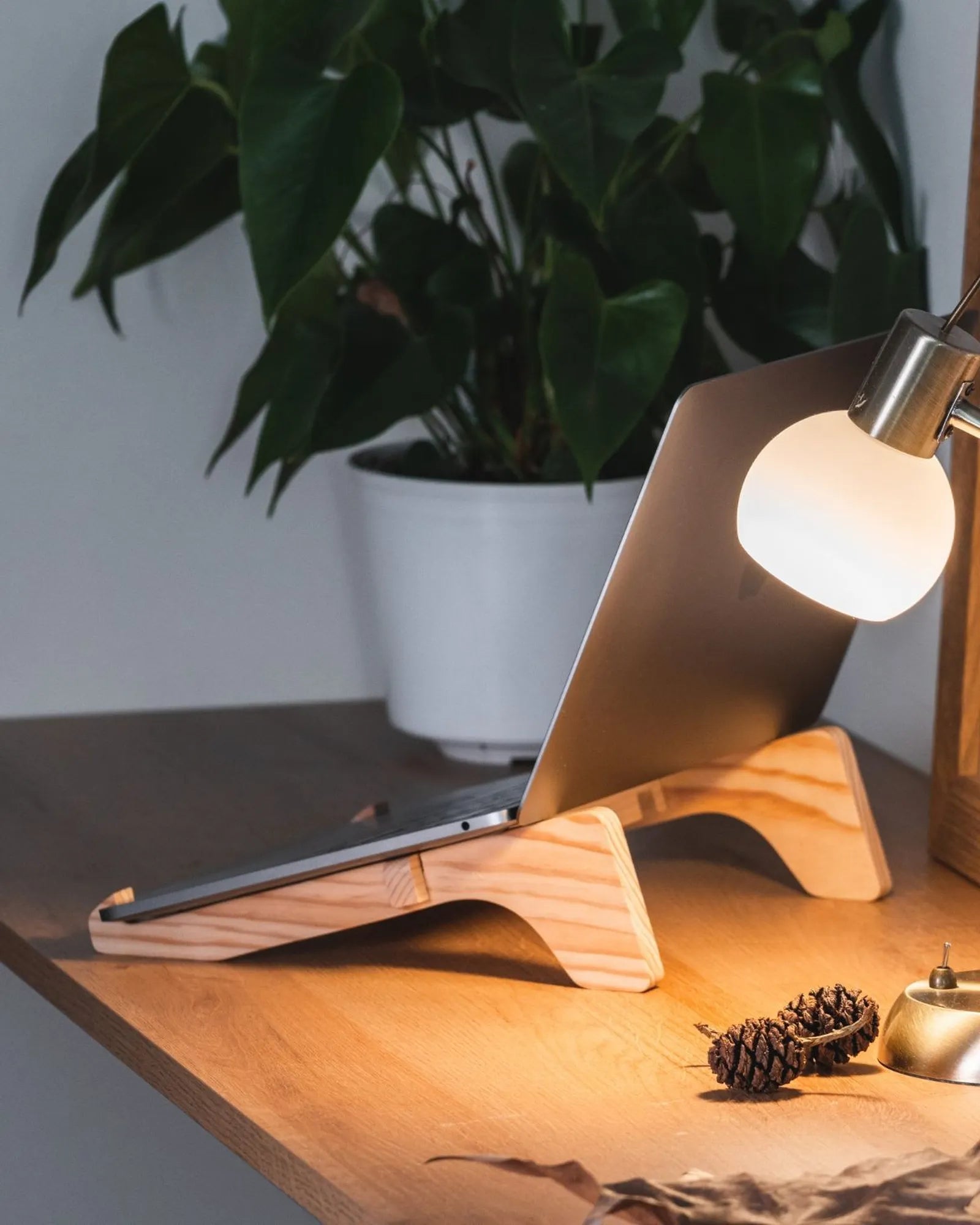 Custom recycled pallet wood laptop stand Ekomodo Altxa
