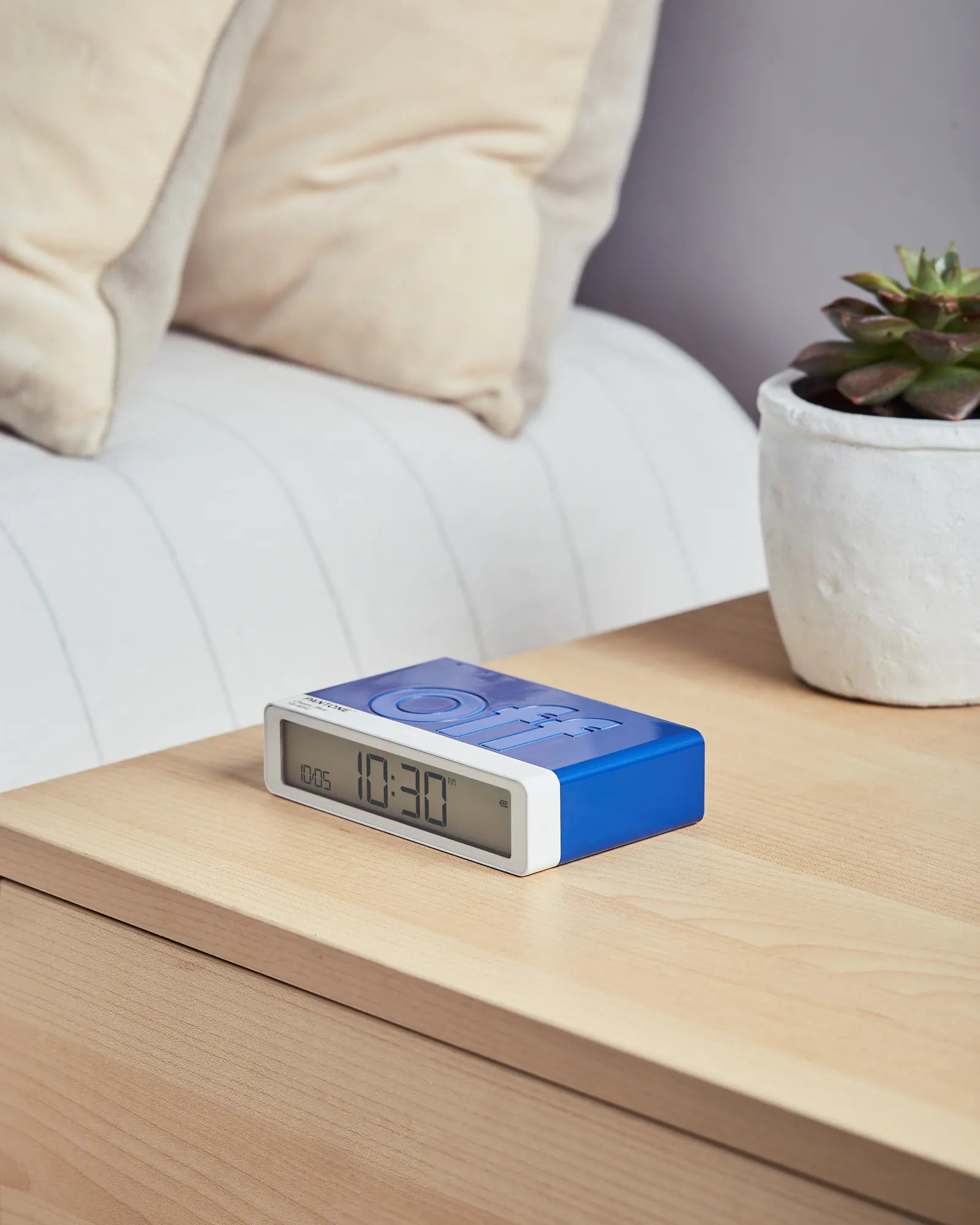 Custom rechargeable LCD alarm clock Lexon Flip+ - 44