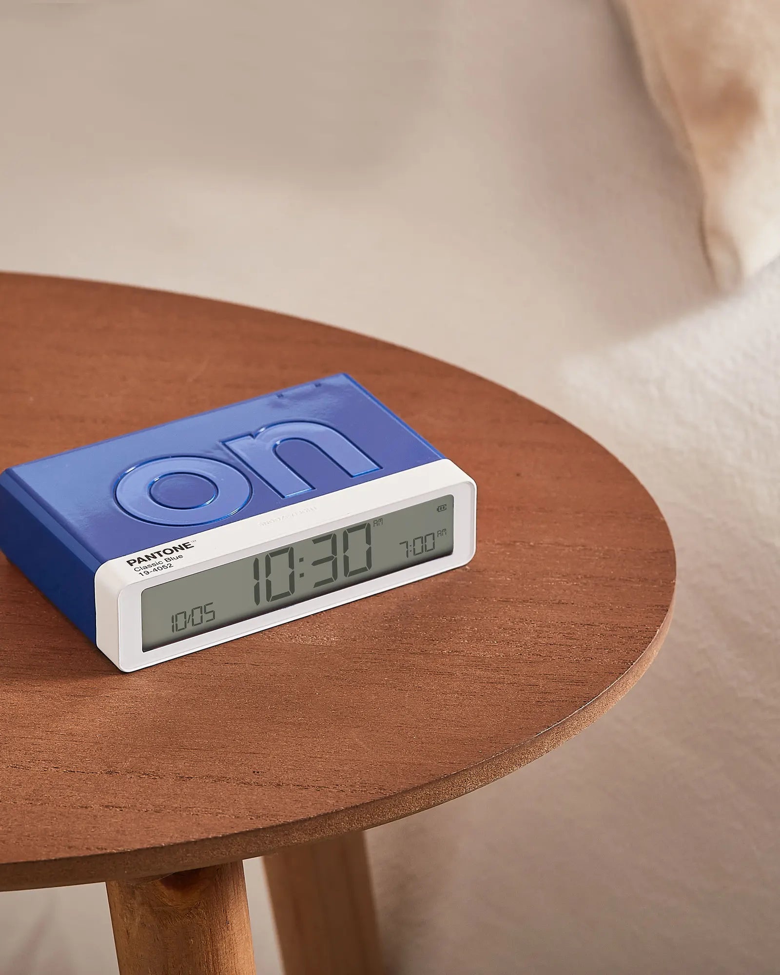 Custom rechargeable LCD alarm clock Lexon Flip+ - 43