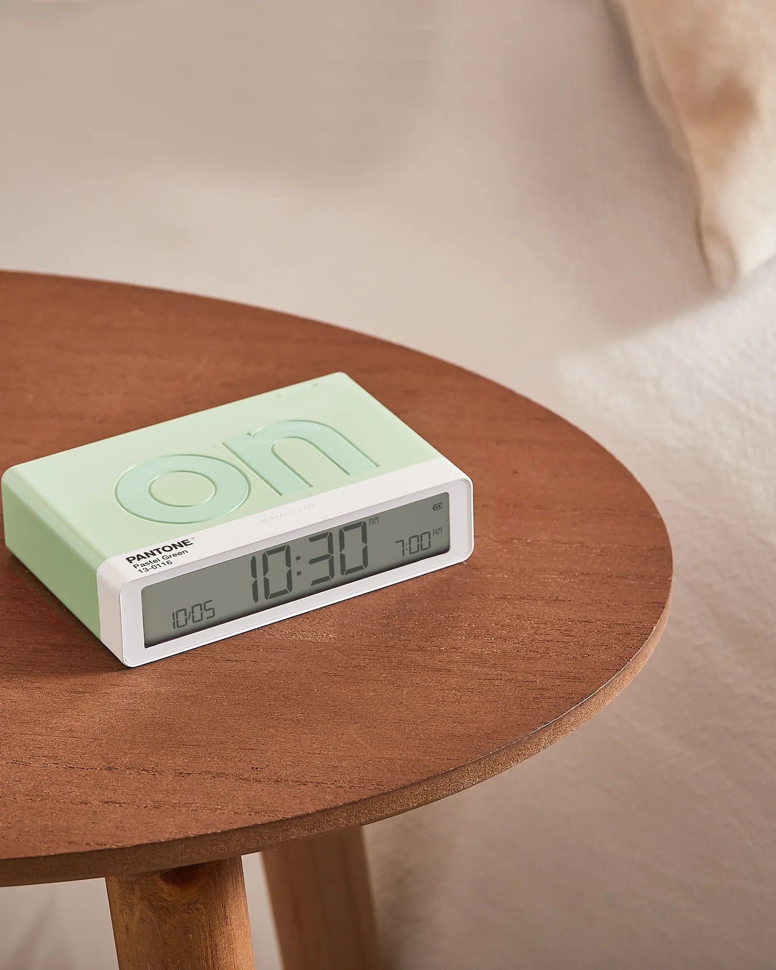 Custom rechargeable LCD alarm clock Lexon Flip+ - 16