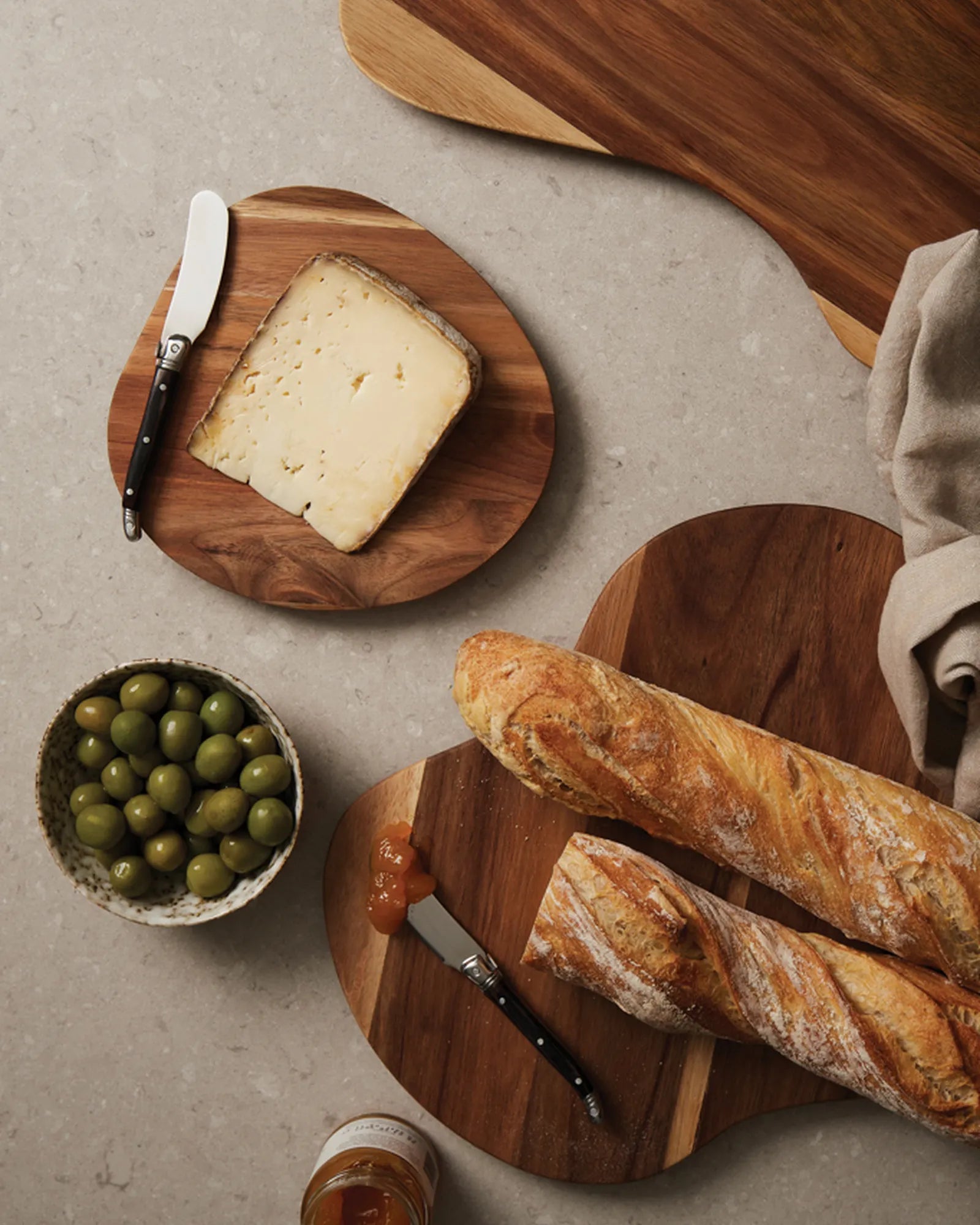 Custom FSC-certified acacia wood serving board Vinga - 5