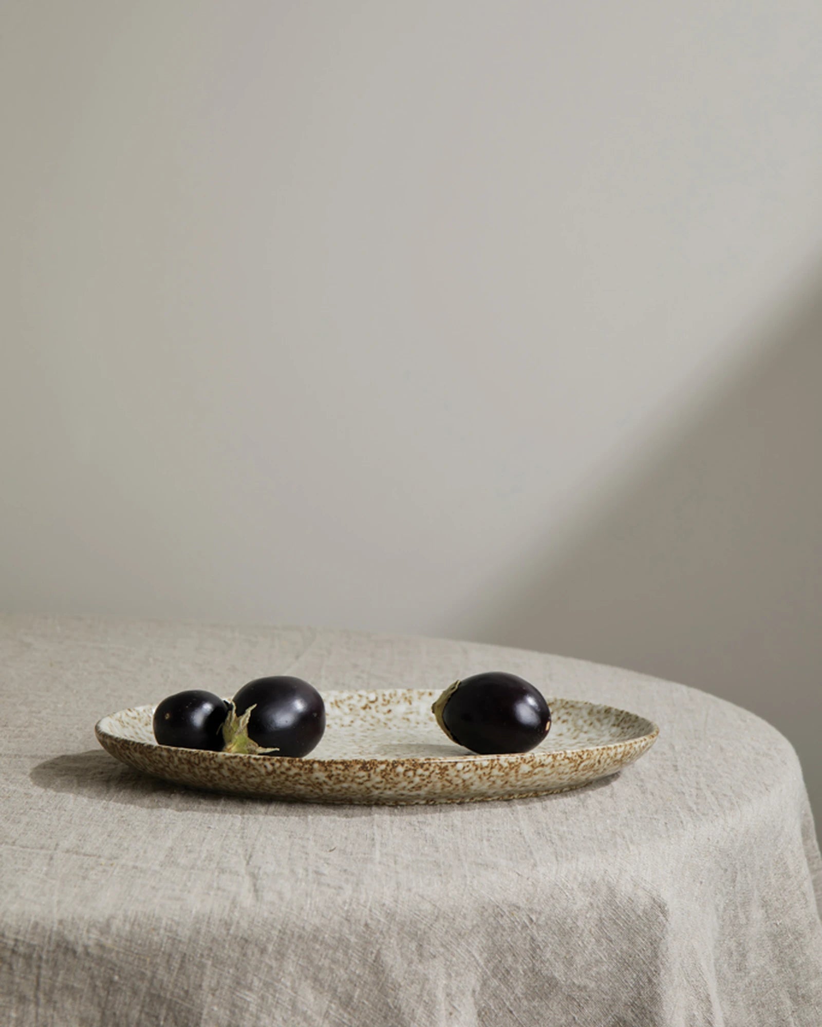 Custom stoneware serving platter Vinga Nuvem - 3