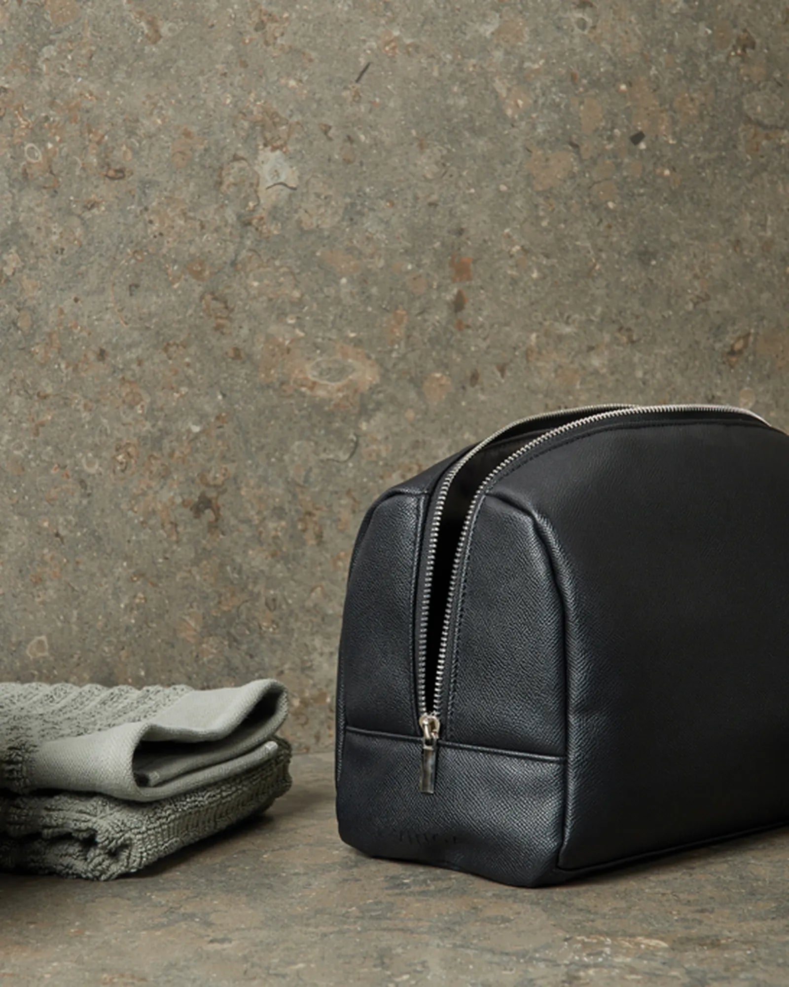 Custom promotional recycled PU travel toiletry bag Vinga Bermond - 7
